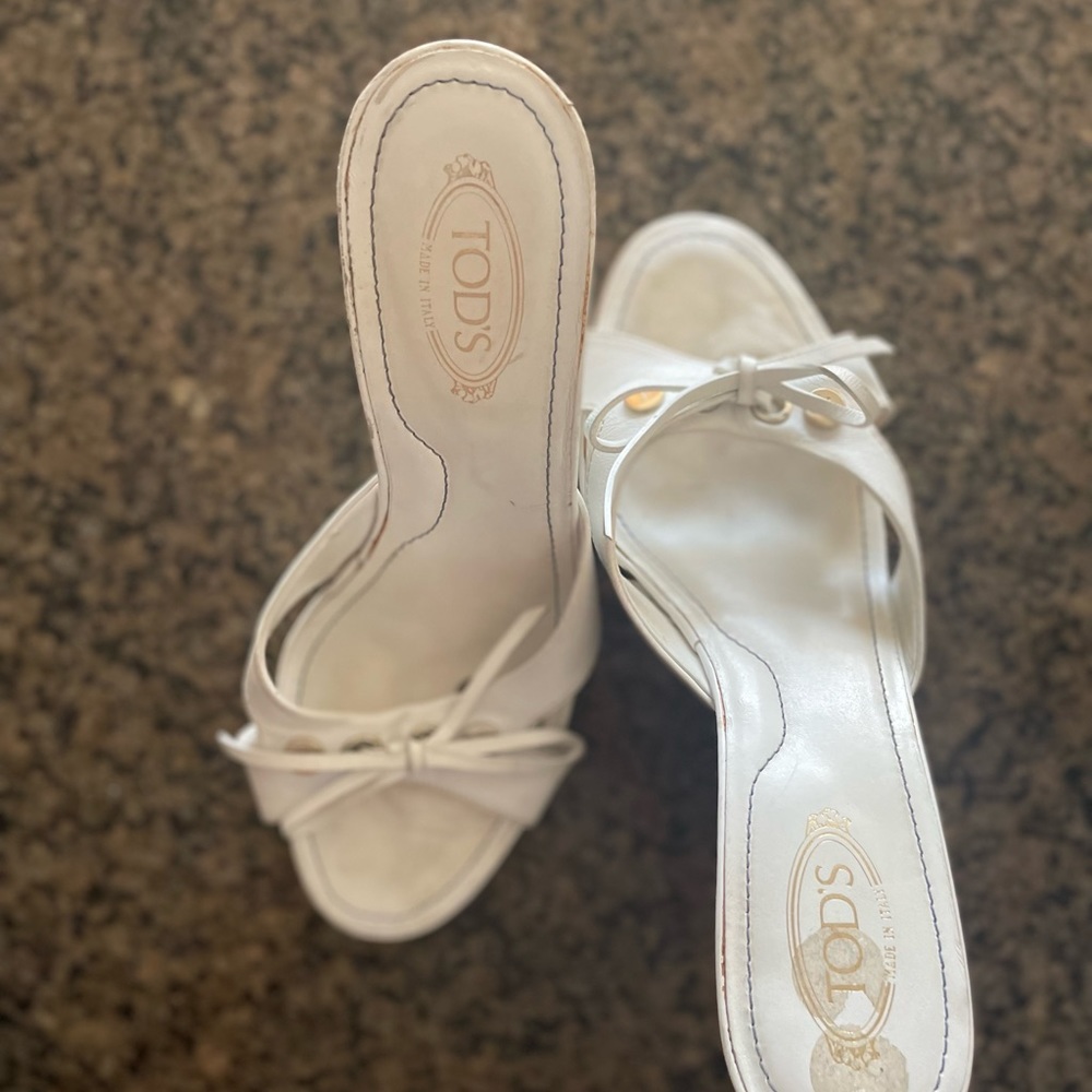 Open toe Tod’s wedges